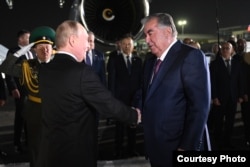 Володимир Путін і Емомалі Рахмон. Урочиста зустріч очільника Росії в аеропорту Душанбе. Таджикистан, 8 жовтня 2025 року