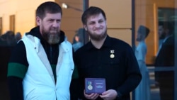 Рамзан і Ахмат Кадиров на церемонії присвоєння сину очільника Чечні і керівнику його охорони звання Почесного громадянина Грозного (Скріншот відео із телеграм-каналу Кадирова)