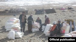 Улуу Памирдеги кыргыздарга гуманитардык жардам жеткирилген учур. Иллюстрациялык сүрөт.