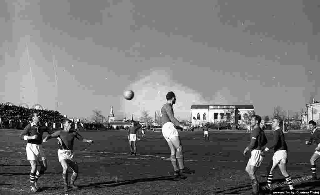 Кыргыз ССРнин футбол боюнча курама командасы Финляндиянын курама командасы менен 1957-жылы беттешкен.&nbsp;