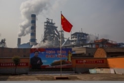 Си Цзиньпин на плакате на фоне сталелитейного завода в провинции Хэнань