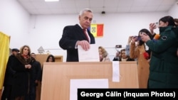 Călin Georgescu susține economia suveranist-distributistă, prin care românii să producă singuri tot ceea ce consumă. El o înfruntă pe Elena Loasconi în turul al doilea ale prezidențialelor, pe 8 decembrie.