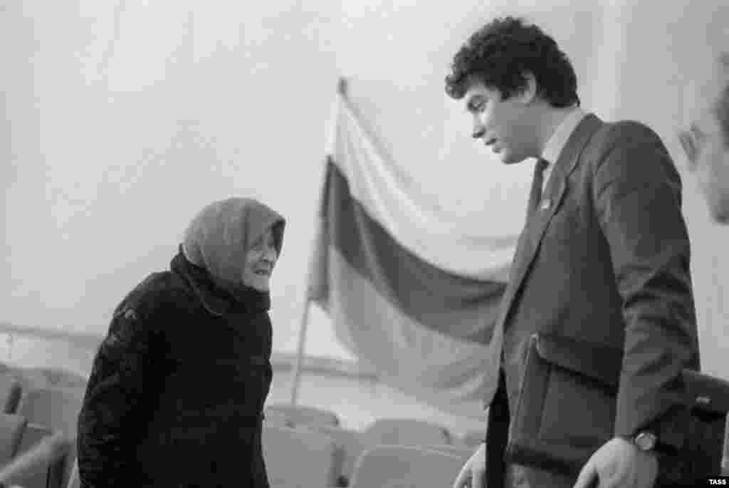 Nemtsov holds a meeting with local voters as governor of Nizhny Novgorod in 1992.