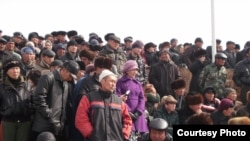 Бүгүн жарык көргөн гезиттердин көпчүлүгү 10-мартта Нарында өткөн митинг тууралуу кеп козгошту.