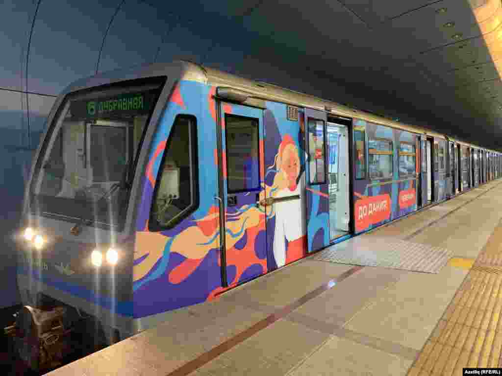 Алты вагон эчтән дә, тыштан да этник бизәкләр белән бизәлгән, аларда сөйләм фразалары, төрле телләрдәге популяр гыйбарәләр язылган.