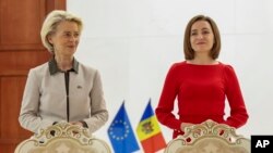 Ursula von der Leyen în timpul vizitei la Chișinău din octombrie 2023, cu președinta R. Moldova, Maia Sandu. 