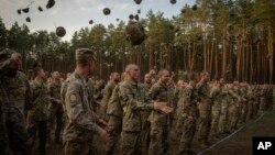 Військовослужбовці ЗСУ під час закінчення навчання на військовій базі поблизу Києва, Україна, 25 вересня 2023 року