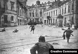 Радянські війська ведуть бій на вулицях Львова, липень 1944 року. В Другій світовій війні проти Німеччини воювали чотири Українські фронти