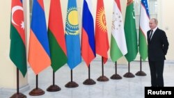 Президент Путин Россия Украинага тажовуз сабаб халқаро ҳамжамиятдан ихоталаниб қолмаганини кўрсатишни истайди. 