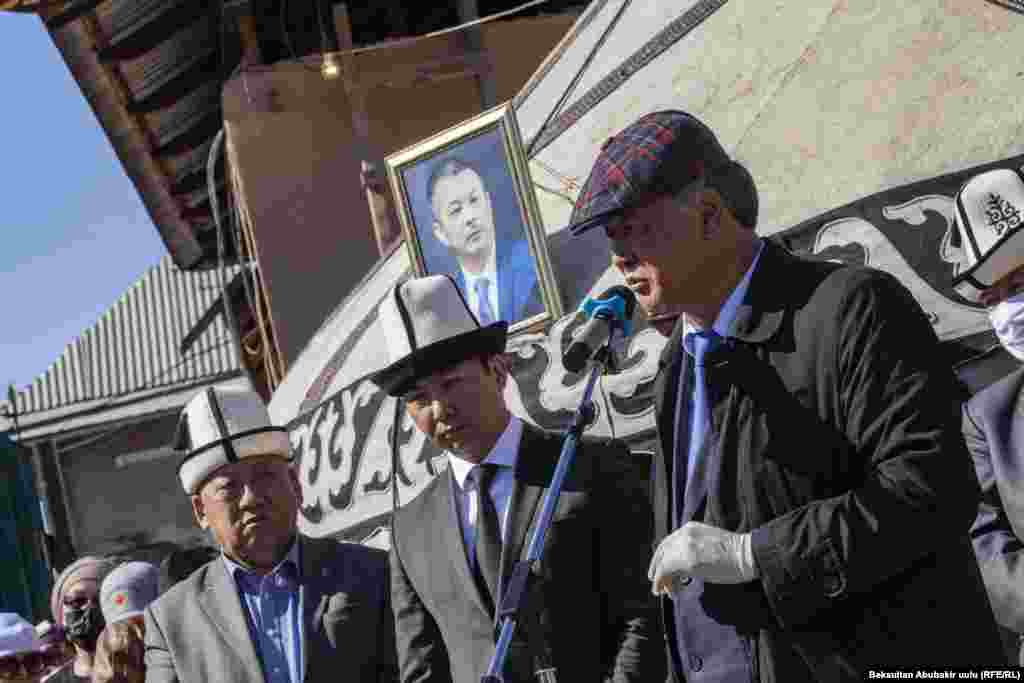 &nbsp;Эл жазуучусу&nbsp;Султан Раев&nbsp;акындын өлүмү калың журтуна чоң белги экенин белгиледи. "Зайырбек да, Элмирбек да бизге адамдар бири-бирибизди баалайлы деген керээз калтырып келди. Зайырбектин ырлары эмне деген ырлар. Өзүнүн арманын жазып кеткен экен. Эми анын экинчи өмүрү 6 миллион элдин жүрөгүндө жашай баштайт. Зайырбек бекеринен нөл деп жазган эмес. Нөл деген бул жок деген сөз эмес, нөл деген бул чексиздик деген сөз".