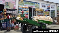 Türkmenistanda mekdep okuwçylary bazarda ýükçi bolup, gaznç edýärler. (illýustrasiýa suraty) 