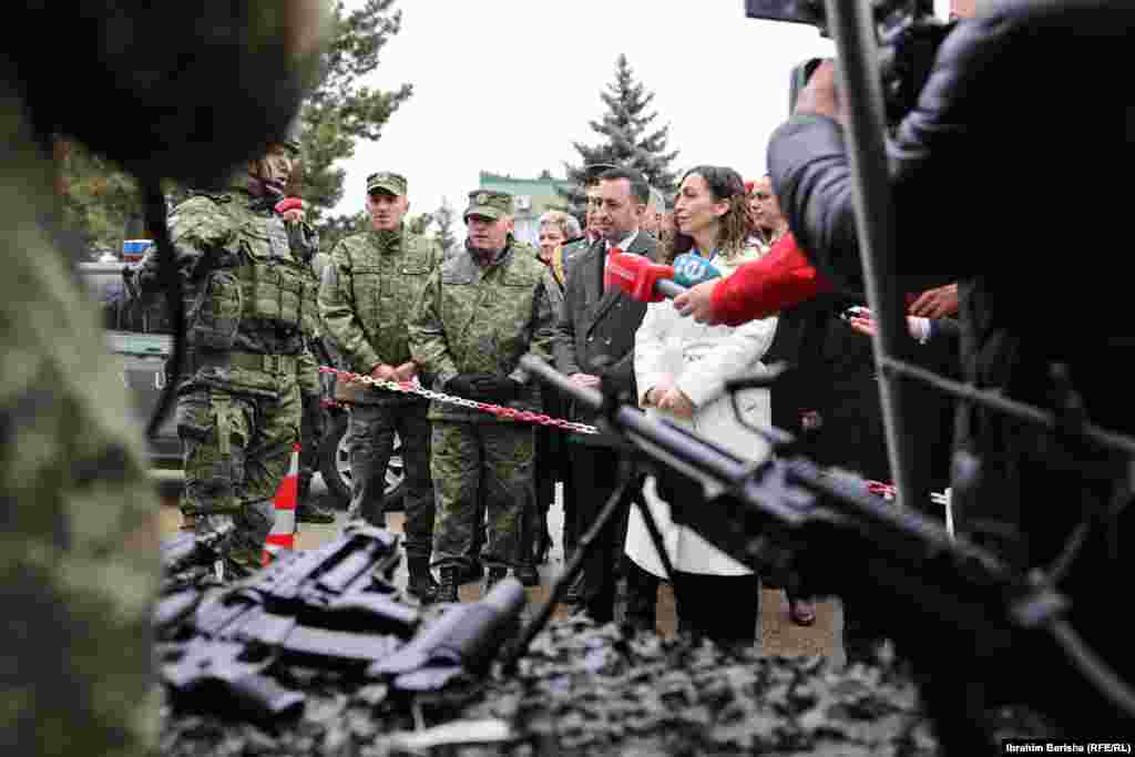 Presidentja e Kosovës, Vjosa Osmani, komandantja supreme e FSK-së, vizitoi kazermën "Adem Jashari" në Ditën e Forcës."Ushtria jonë çdo po forcohet, po bëhet më operacionale, më ndërvepruese dhe më profesionale", tha Osmani për mediat.