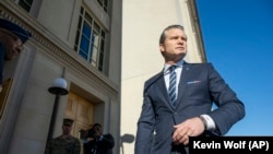 «Якщо ці війська будуть розгорнуті в будь-який момент, вони повинні бути розгорнуті в рамках місії, що не входить до НАТО, і на них не повинна поширюватися стаття 5», – заявив Геґсет.