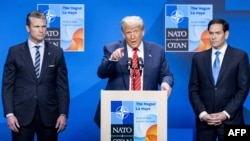 دونالد ترامپ (وسط) رئیس‌جمهور همراه با مارکو روبیو (راست) وزیر خارجه و پیت هگست، وزیر دفاع ایالات متحده