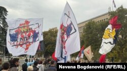 Zastave sa mapom Kosova i srpskom trobojkom uz poruku "Nema predaje" na studentskom protestu u Beogradu 11. oktobra 2025.