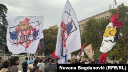 Zastave sa mapom Kosova i srpskom trobojkom uz poruku "Nema predaje" na studentskom protestu u Beogradu 11. oktobra 2025.