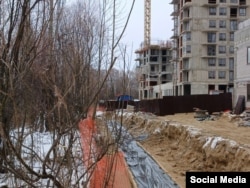 Свежая "граница" стройплощадки ЖК и ООПТ выглядит так