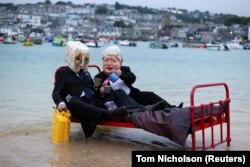 Activiștii de la Ocean Rebellion au demonstrat în Cornwall în zilele dinaintea summit-ului.