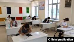 "Алтын тамга" сынагын тапшырып жаткан окуучулар. Бишкек шаары. 18-июнь, 2020-жыл. Иллюстрациялык сүрөт.