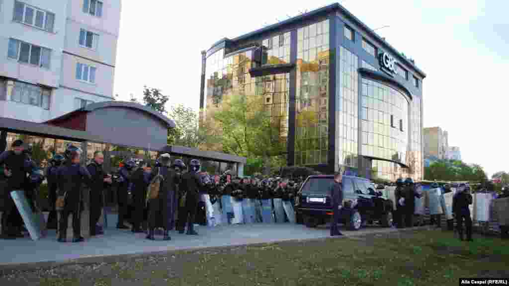 24 aprilie 2016. Manifestanţii au ajuns la unul dintre sediile companiilor lui Vladimir Plahotniuc