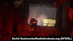 Знову в житловий будинок: пошкоджена під час атаки РФ столична багатоповерхівка (фоторепортаж)