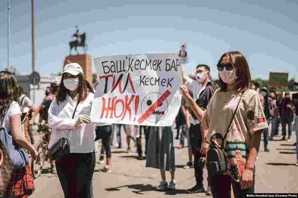 ​Акциянын катышуучулары "Гүлшат, мандатты тапшыр!", "Фейк депутат", "Вето!" деген жазууларды көтөрүп турду. Ошондой эле "Баш кесмек бар, тил кесмей жок", "Эркин сөз - эркин эл", "Гүлшат - фейк депутат, мандат тапшыр!", "Кворум жок - мыйзам жок", "Элге каршы мыйзам жок!", "Сөз эркиндиги - адам эркиндиги" деген ураандарды чакырышты.