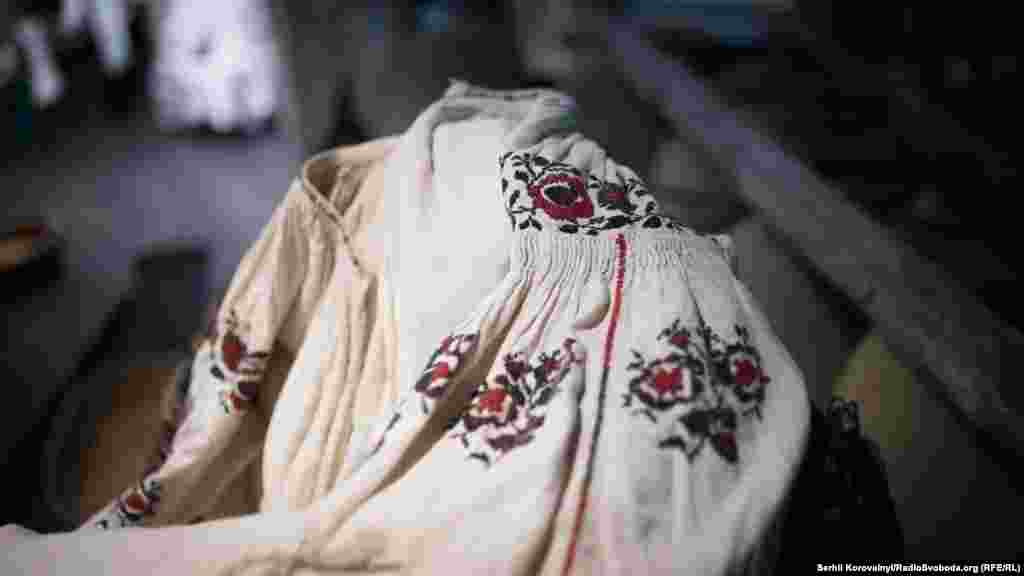 &laquo;Брокарівський&raquo; візерунок Чернігівщини на жіночій сорочці початку ХХ століття