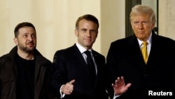 Președinții Volodimir Zelenski, Emmanuel Macron și președintele ales Donald Trump, la Paris, 7 decembrie 2024