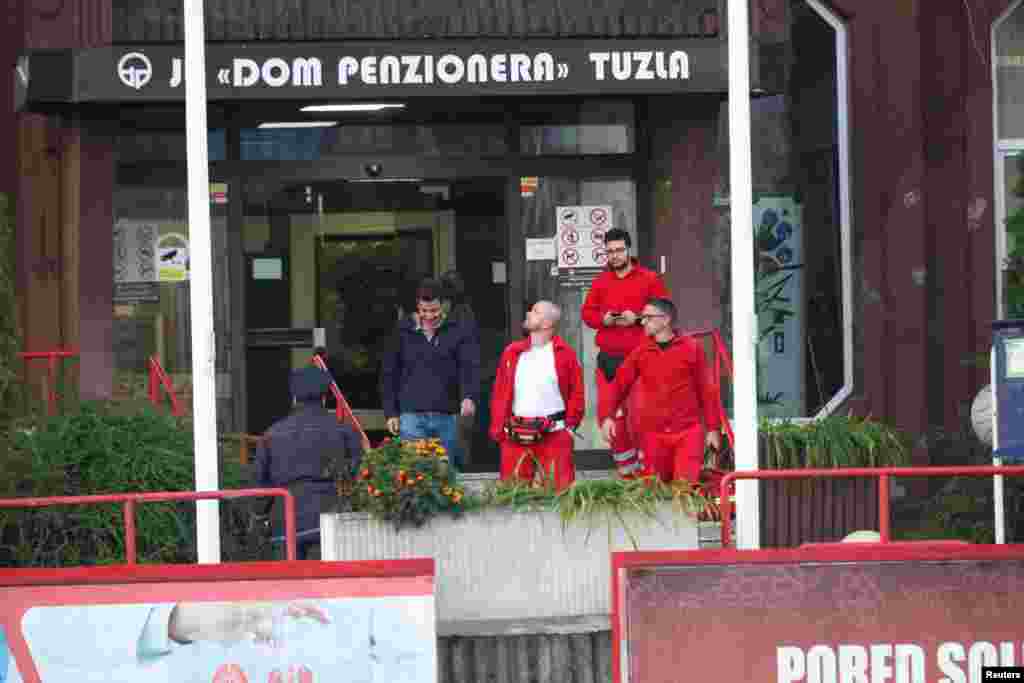 Spasilačka ekipa izlazi iz zgrade jutro nakon požara u Domu penzionera u Tuzli, Bosna i Hercegovina, 5. novembra 2025.