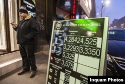 Cursul valutar de la începutul anului 2014. Astăzi, leul s-a depreciat față de toate monedele care apar pe acest panou.