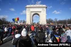 Ziua Națională celebrată pe 1 Decembrie 2021, în plină pandemie, cu parada militară obișnuită. Arcul de Triumf a fost inaugurat pe 1 Decembrie 1938, de Regele Carol al II -lea și mama sa, Regina Maria. Chipul ei și al lui Ferdinand I se află în medalioanele de pe monument.