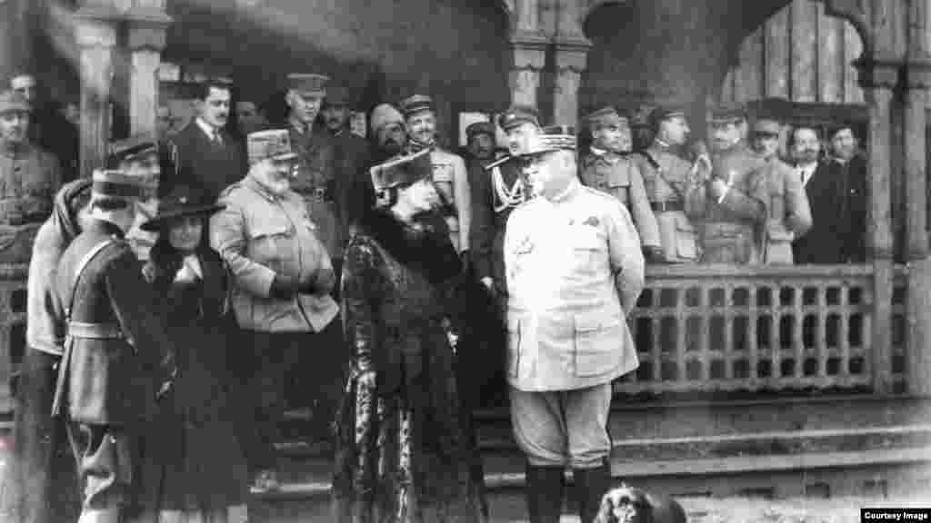 Regina Maria și generalul francez Henri Berthelot, cel mai probabil la Coțofenești/ Bacău, în primăvara lui 1917. Datorită Misiunii Militare Franceze, soldații români au fost mai bine instruiți și înarmați. Un ajutor care a permis victoriile extraordinare contra armatelor feldmareșalului german August von Mackensen. 
