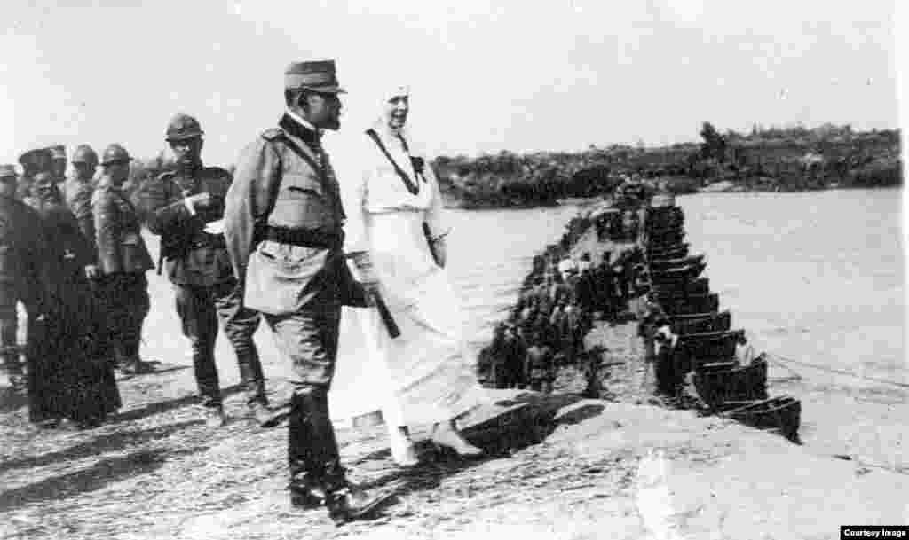Regele Ferdinand și Regina Maria într-o inspecție pe linia frontului. Regina în ținută de soră medicală, în primăvara lui 1917.