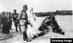 Regele Ferdinand și regina Maria, pe front, cel mai probabil în zona Siretului, în 1917.