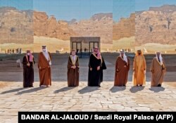 دبیرکل و رهبران کشورهای عضو شورای همکاری خلیج فارس پیاپیش نشست این شورا در ژانویه ۲۰۲۱/ محمد بن‌زاید دومین نفر از سمت راست است