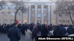 БШКнын алдына митингге чыккан партиялардын өкүлдөрү. 1-декабрь, 2021-жыл.