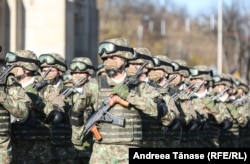 Armata Română numără are 1.800 de generali care au venituri de 4-5 ori mai mare decât a unui militar care a fost pe front. Solda lunară a unui soldat este de 3.000 de lei, iar a unui ofițer de 3.700 de lei