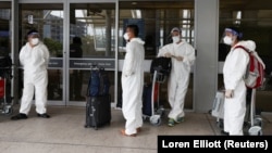 Сидней аэропортуна келген жүргүнчүлөр. Австралия,  29-ноябрь, 2021-жыл