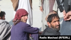 تعدادی از افغان ها که از فقر٬ بیکاری و مشکلات اقتصادی در رنج هستند