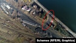 Володимир Печерський сказав, що на фото видно, що в момент розливу вода йшла через під'їзний шлях в став-охолоджувач