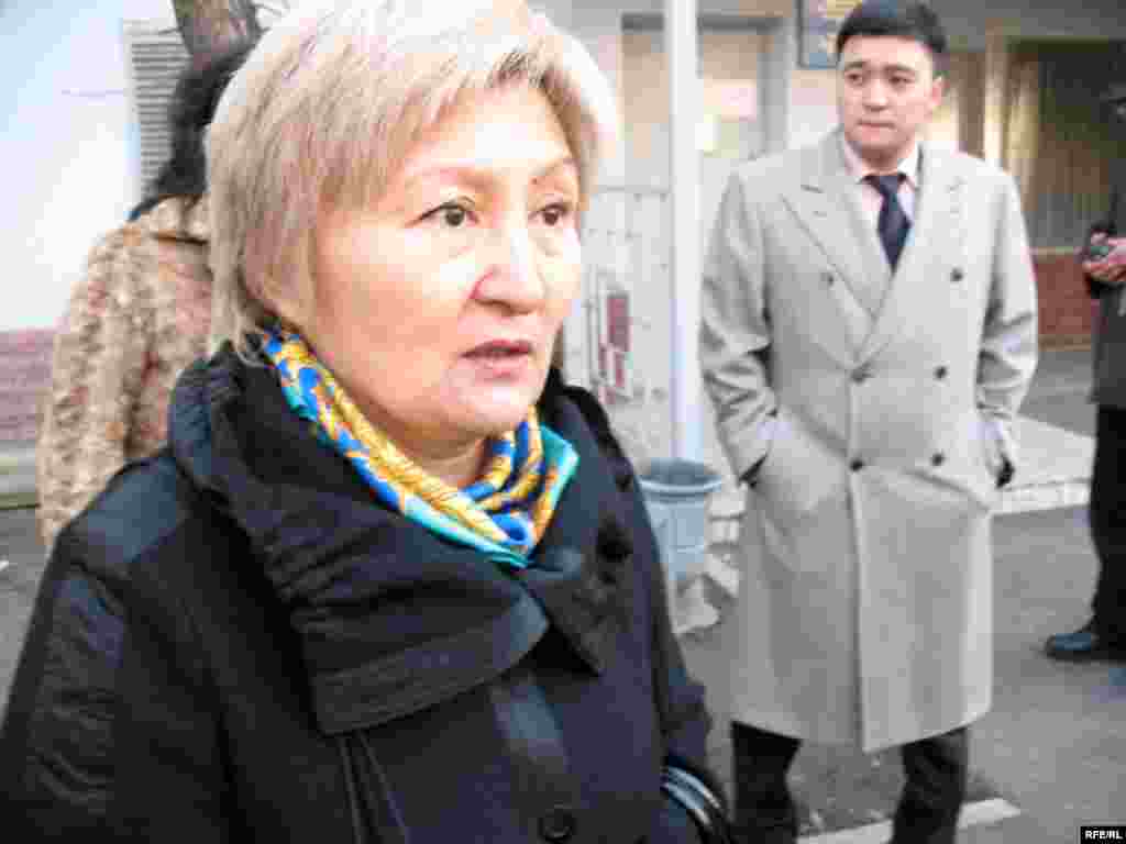  Раушан Есіргепова - күйеуі Рамазан Есіргепов тергеліп жатқан ҰҚК департаментінің алдында. Алматы, 1 желтоқсан. -  Раушан Есіргепова - Рамазан Есіргеповтің әйелі, жұбайы тергеліп жатқан ҰҚК департаментінің алдында. Алматы, 1 желтоқсан, 2008 жыл. 