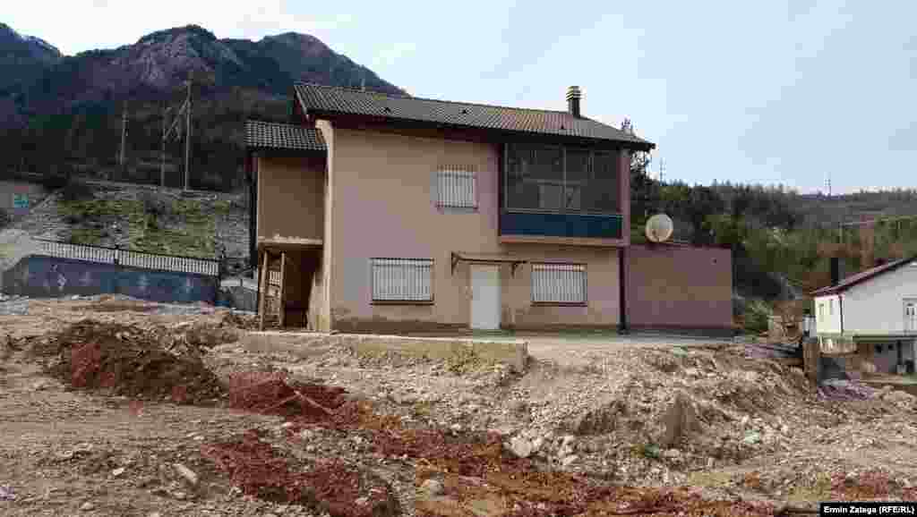 Neki dijelovi naselja su još uvijek teško pristupačni i do njih se ne može vozilom. 