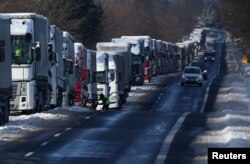 La punctul de trecere a frontierei polono-ucrainene Hrebenne, cozile de camioane măsurau în ianuarie 2024, într-un moment critic al blocadei, zeci de kilometri.