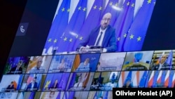 Președintele Consiliului European Charles Michel vorbind în cadrul unei videoconferințe cu liderii celor 27 de țări ale Uniunii, 19 august 2020