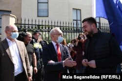 Посол Украины в Грузии Игорь Долгов (в центре)