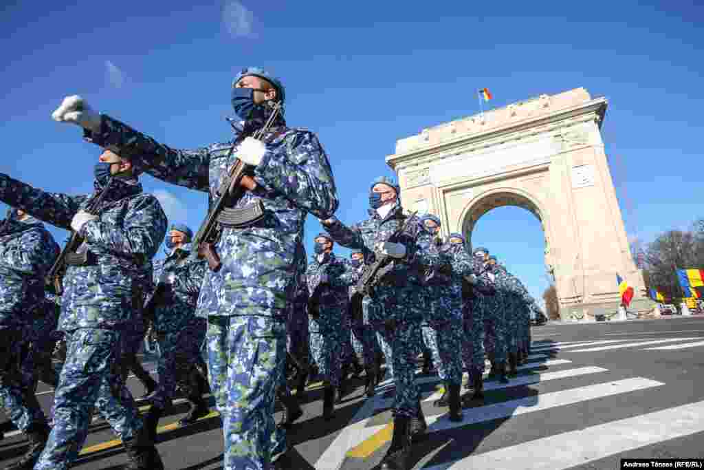 Adunarea Naţională de la Alba Iulia a adoptat o rezoluţie în care este atestată unirea tuturor românilor din Transilvania şi Banat cu România. La 1 decembrie 1918, politicianul Vasile Godiş a citit rezoluţia Unirii.