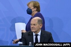 Scholz și-a început mandatul cu un capital de încredere ridicat din partea observatorilor de politică internațională. Aceștia avertizau însă că Angela Merkel a reușit să facă Germania punctul central al luării deciziilor europene de politică externă, deci noul cancelar va trebui să îi onoreze performanțele.