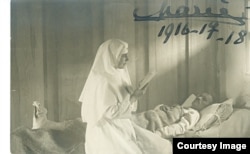 În anii refugiului de la Iași 1916-1918, Regina Maria părea că e prezentă peste tot în treimea de țară rămasă liberă. Spitale de campanie sau chiar pe linia frontului, alinând răniți și dând speranță celor care îi îngrijeau. A negociat, s-a supărat, a îndreptat. Soldații o numeau „împărăteasa românilor”. Arhivele Naționale.