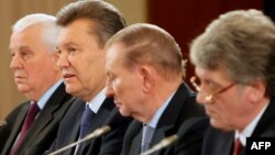 Круглий стіл у Києві 13 грудня 2013 року за участі чинного президента України Віктора Януковича (другий ліворуч) та трьох екс-президентів Леоніда Кравчука (перший ліворуч), Леоніда Кучми (другий праворуч) і Віктора Ющенка (перший праворуч)