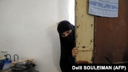 Žena u Ain Isi, kampu za raseljene osobe i bivše stanovnike tzv. Islamske države u Siriji. 